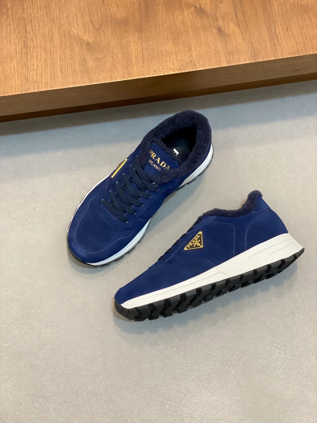 💰780 Prada/Prada Autumn and winter men's leather lace-up sneakers. Top-quality goods produced in Dongguan. Imported Nappa cowhide leather upper with raised layered design. Light and breathable, soft and comfortable. Genuine calfskin leather edging has a distinctive sporty style. The leather tongue is equipped with the classic PRADA letter red rubber label badge to fully display the brand style. The transparent air-cushion midsole is equipped with a lightweight tread rubber outsole. It is light and increased by about 4CM. The inner lining is Excellent foot feel. Comes with original packaging. 38-44 (customized at 45). Size: 39-40-41-42-43-44. Standard leather shoe size.